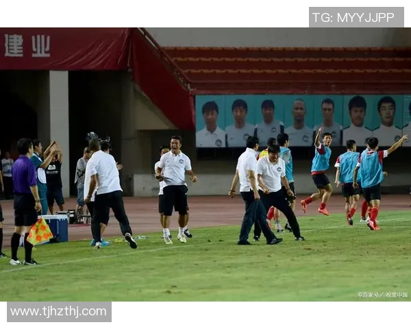 足球明星在绿茵场上专注训练的瞬间展现出无与伦比的风采与激情